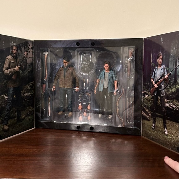 NECA 2022 The Last of Us Part II Ultimate Joel and Ellie 2-Pack Figure Box Set - Picture 3 of 8